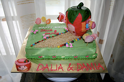 Strawberry Birthday Cake on Is A Strawberry Shortcake Cake Made For 2 Very Special Birthday Girls